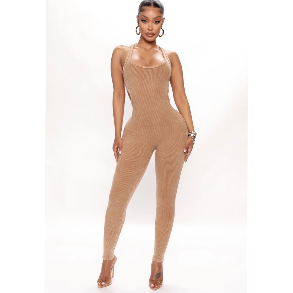 Fashion nova “keep thriving jumpsuit” size Small